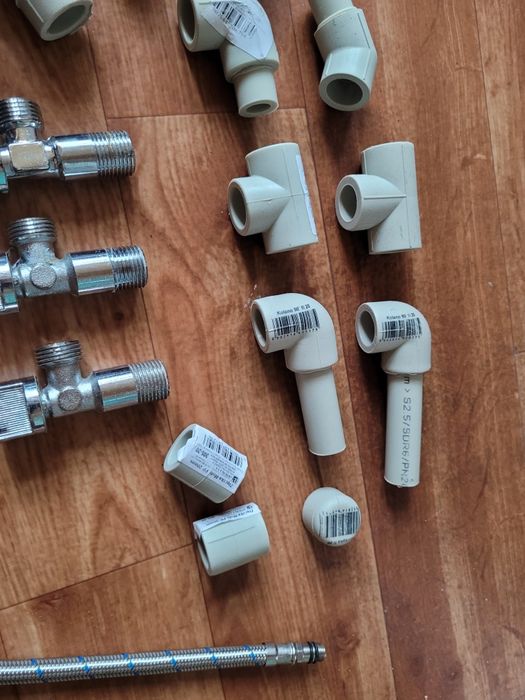 różne kształtki, krany, adaptery hydrauliczne