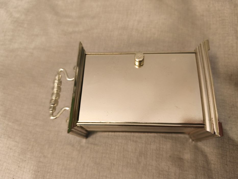 mały, przenośny, srebrny zegar kwarcowy w stylu karety