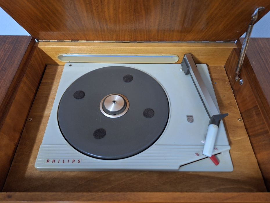 Móvel com rádio e gira discos Blaukpunt