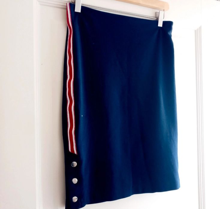Granatowa ołówkowa spódnica z lampasami