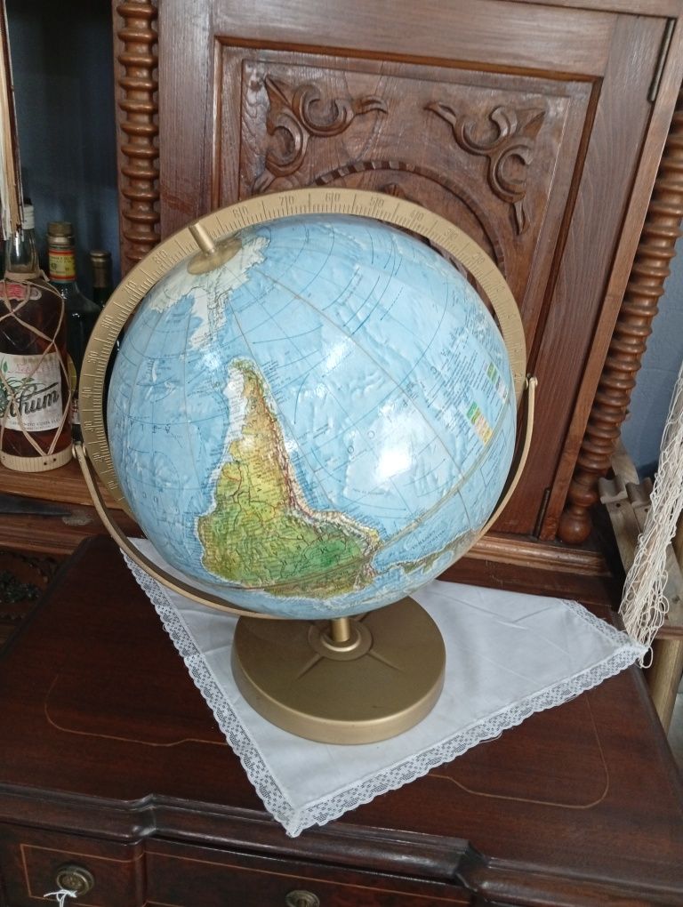 Globo em PVC com base e anel em chapa