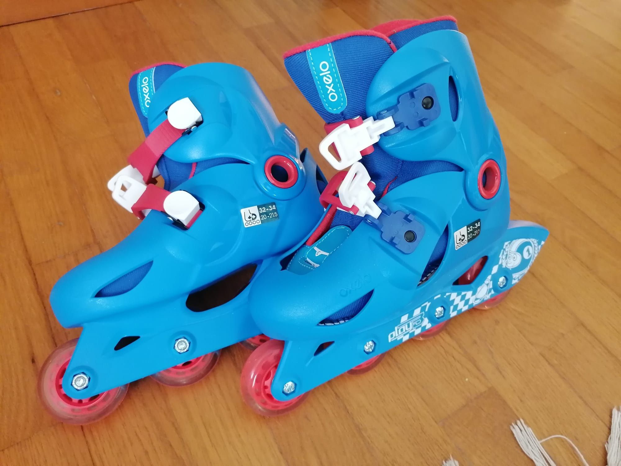 Conjunto novo de patins em linha, capacete e proteções,