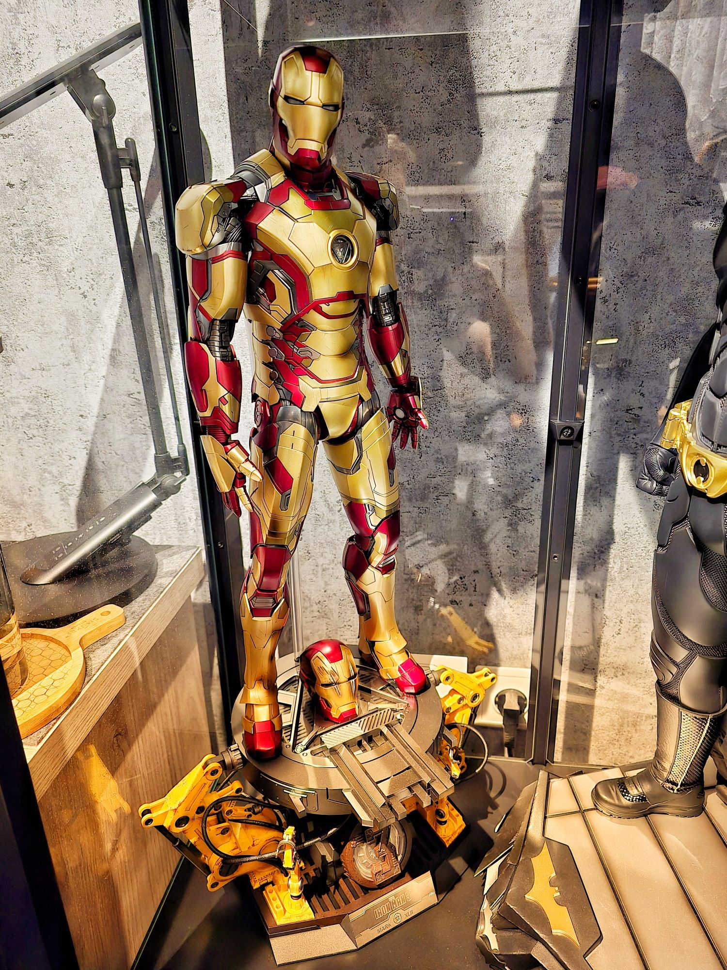 Iron Man XLII QS008 1/4 Deluxe Set Hot Toys