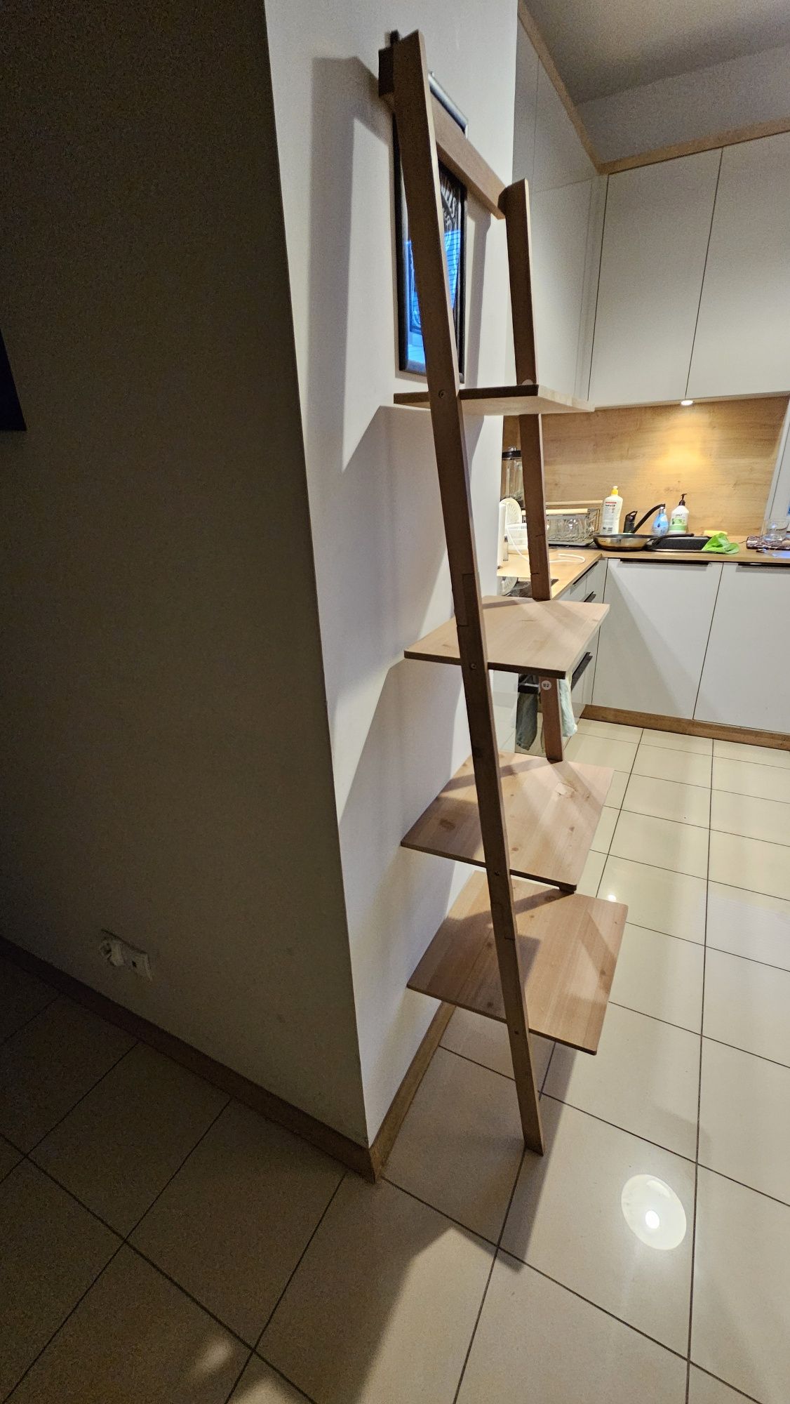 Regał drewniany z półkami