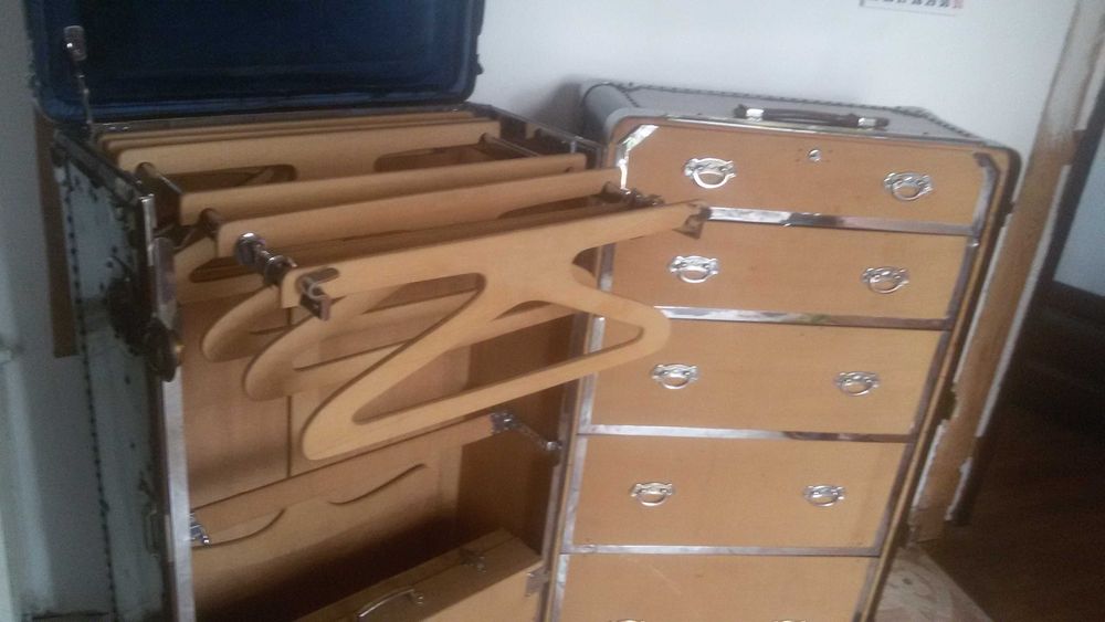 Антикварный корабельный шкаф-сундук.