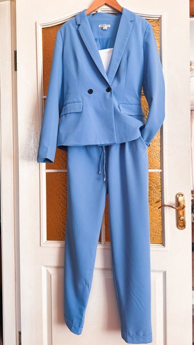 Продам костюм женский,пиджак и брюки !