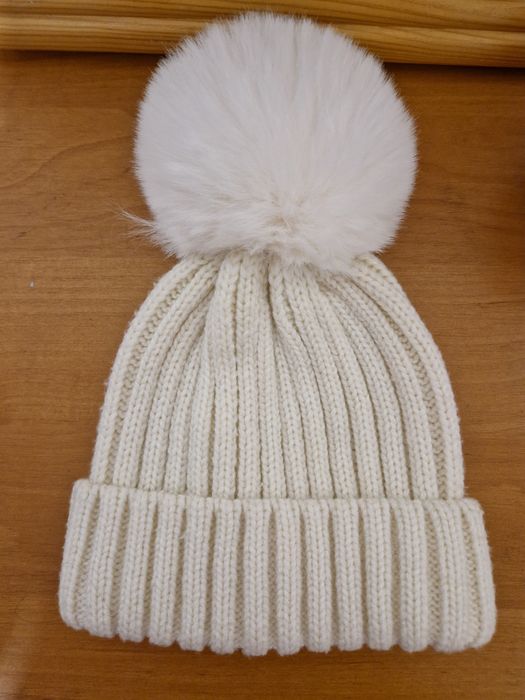Шапка тепла молочного кольору