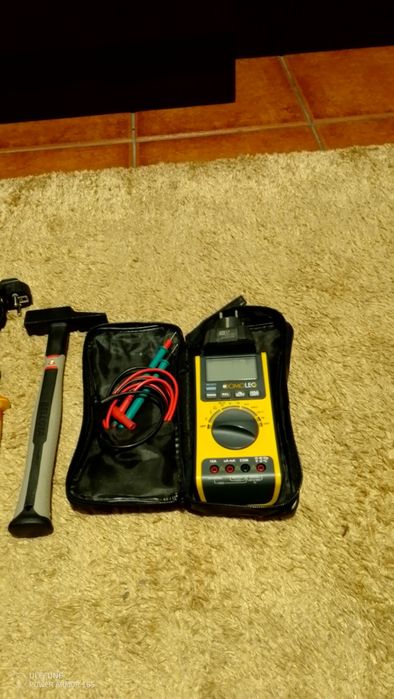 Ferramentas para electricidade os alicates e as chaves são novas