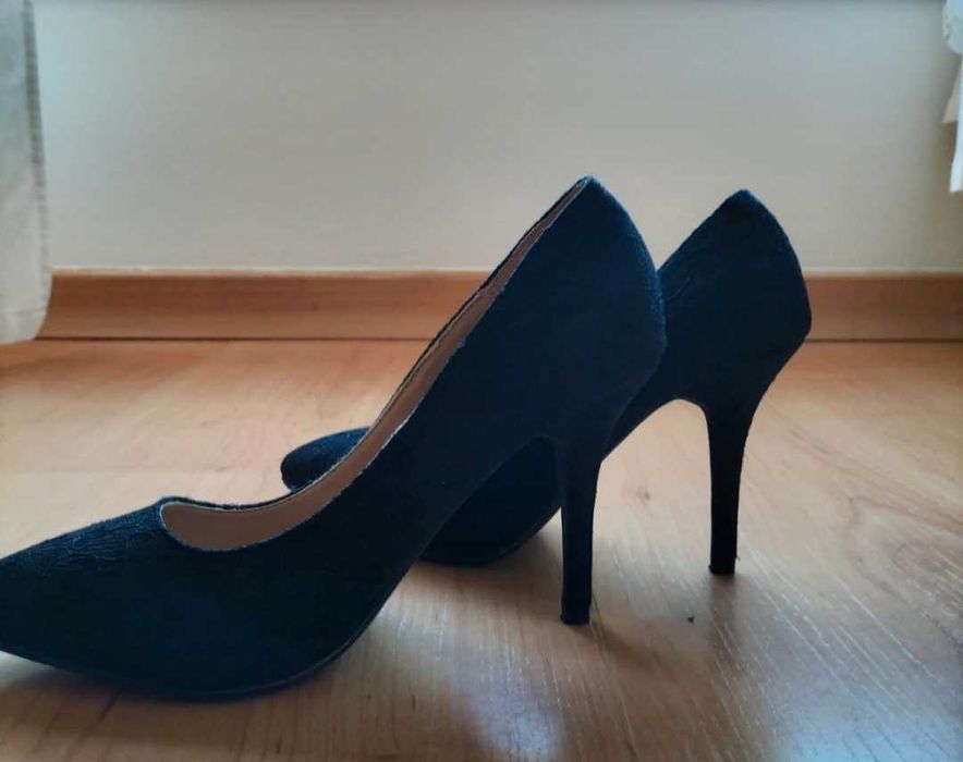 Sapatos pretos de salto alto