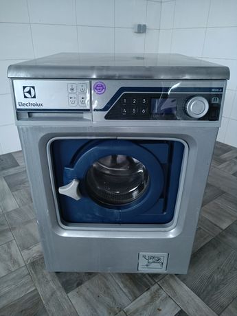 Профессиональная стиральная машина Electrolux