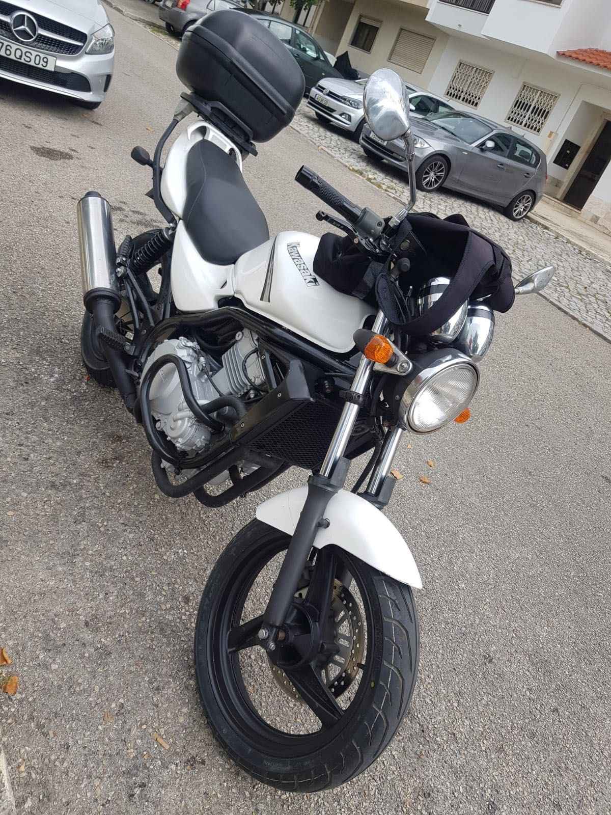 Kawasaki ER5 com algumas marcas de uso normal pela idade da moto