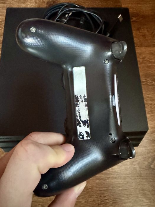 PS4 Pro 1TB z padem