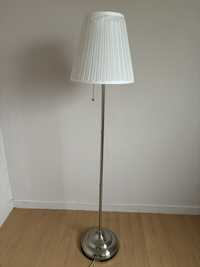 Piękna stylowa lampa stojąca