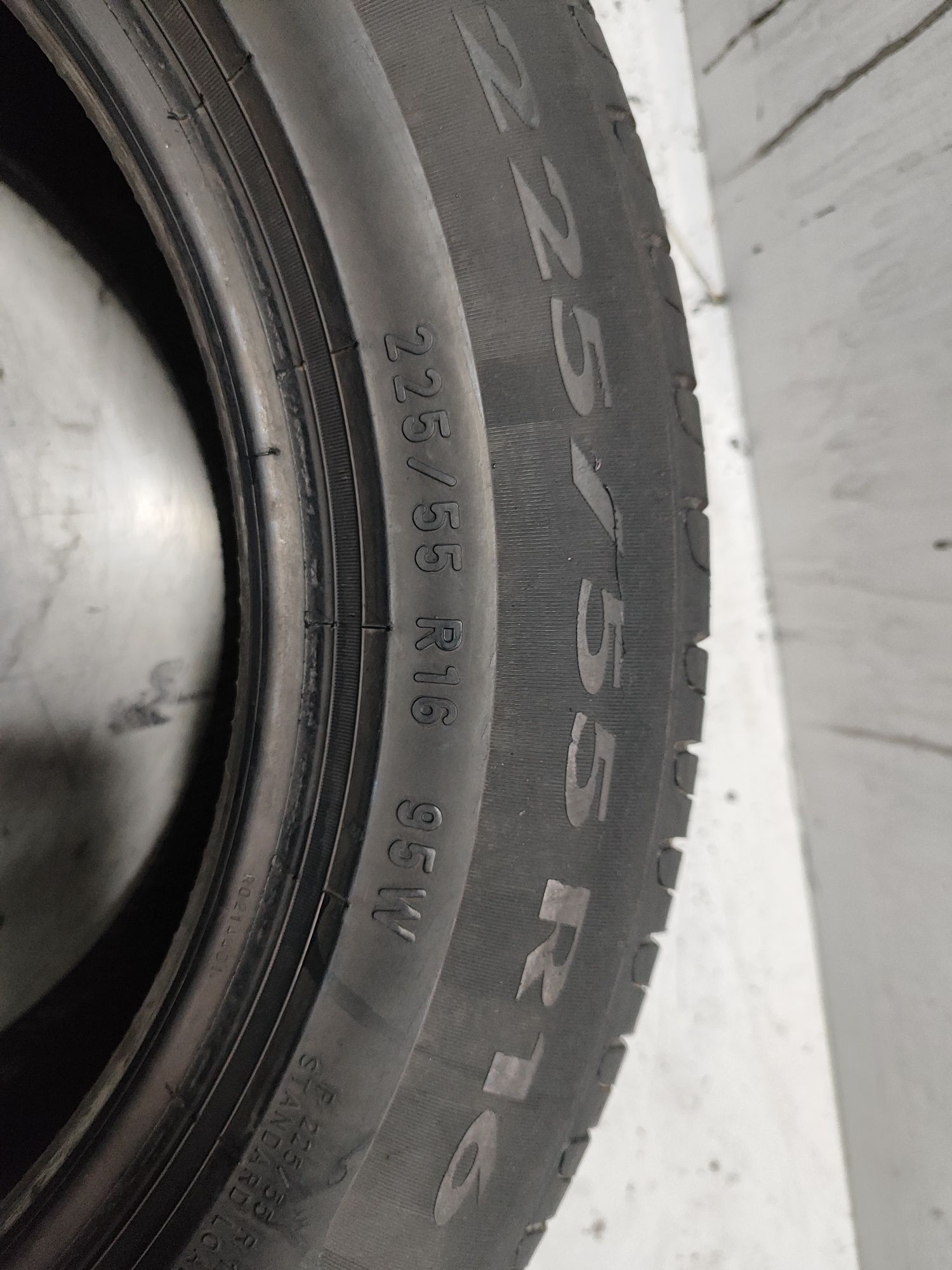 2 pneus semi novos Pirelli 225/55R16 RFT 95W- Oferta da Entrega