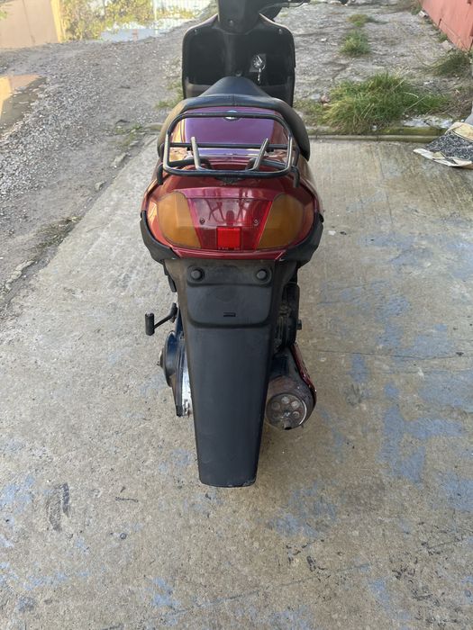 Скутер Suzuki ,на полном ходу !