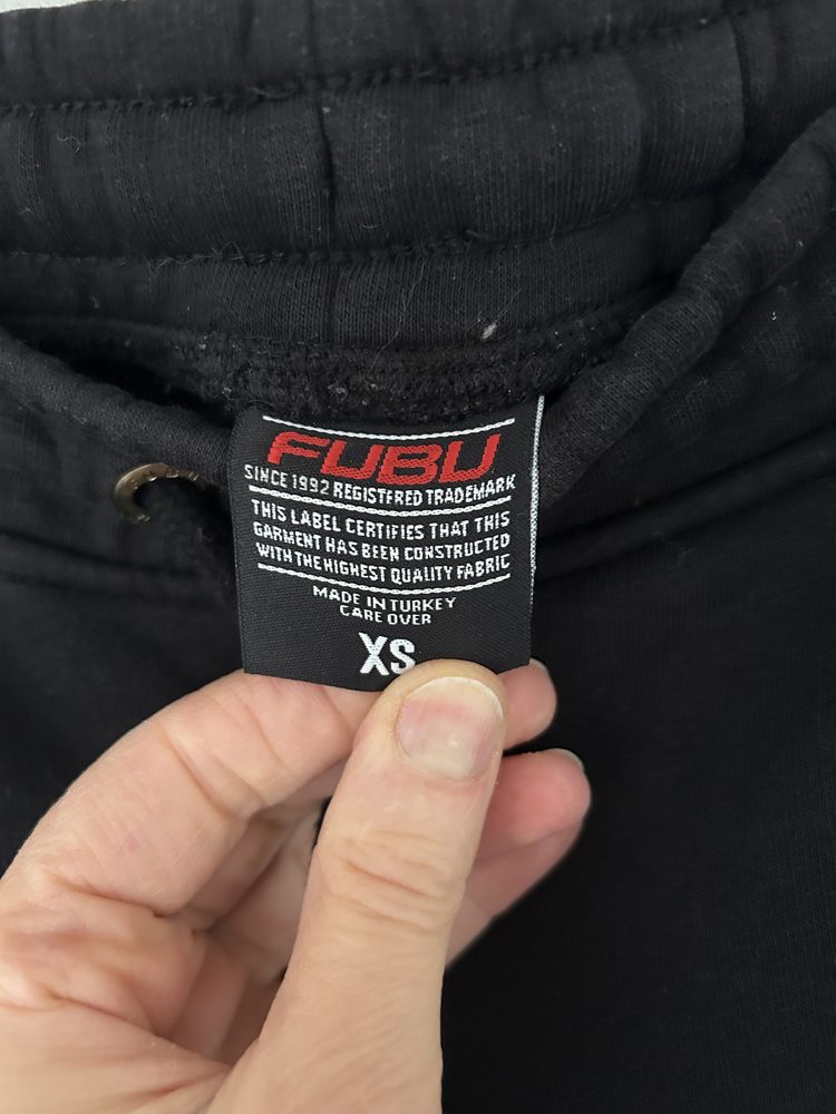 Spodnie dresowe Fubu r. S/m z splikacją na nogawce.