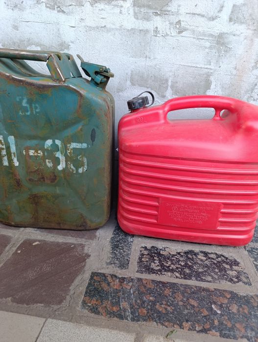 Каністра металева 20 л. Пластикові