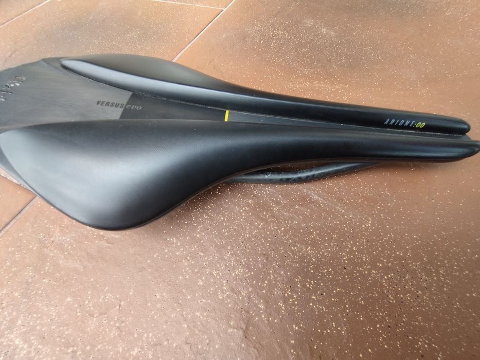 Siodełko FIZIK Antares 00 Versus Evo CARBON 145mm 175g