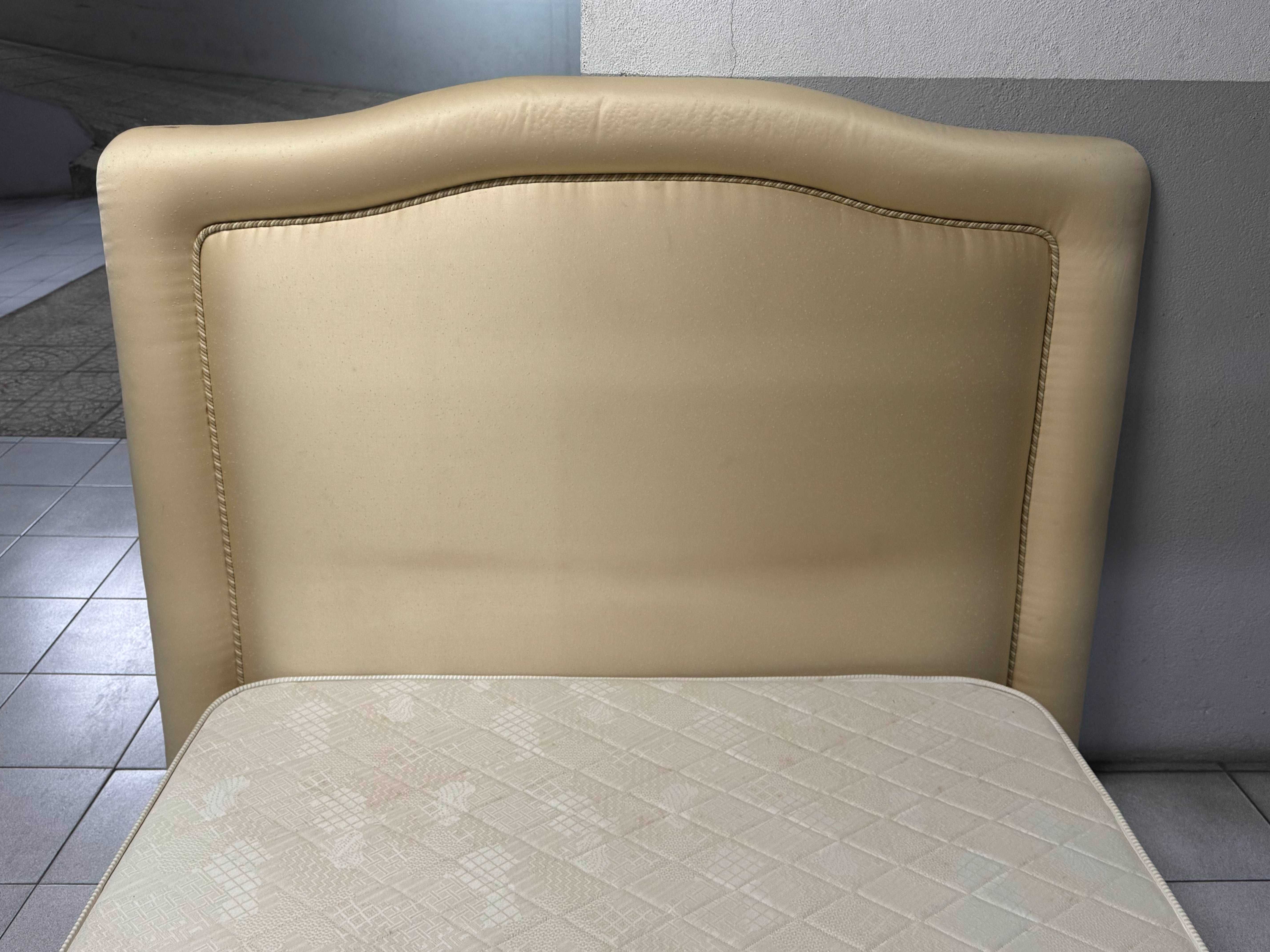Sommier (cama) com cabeceira