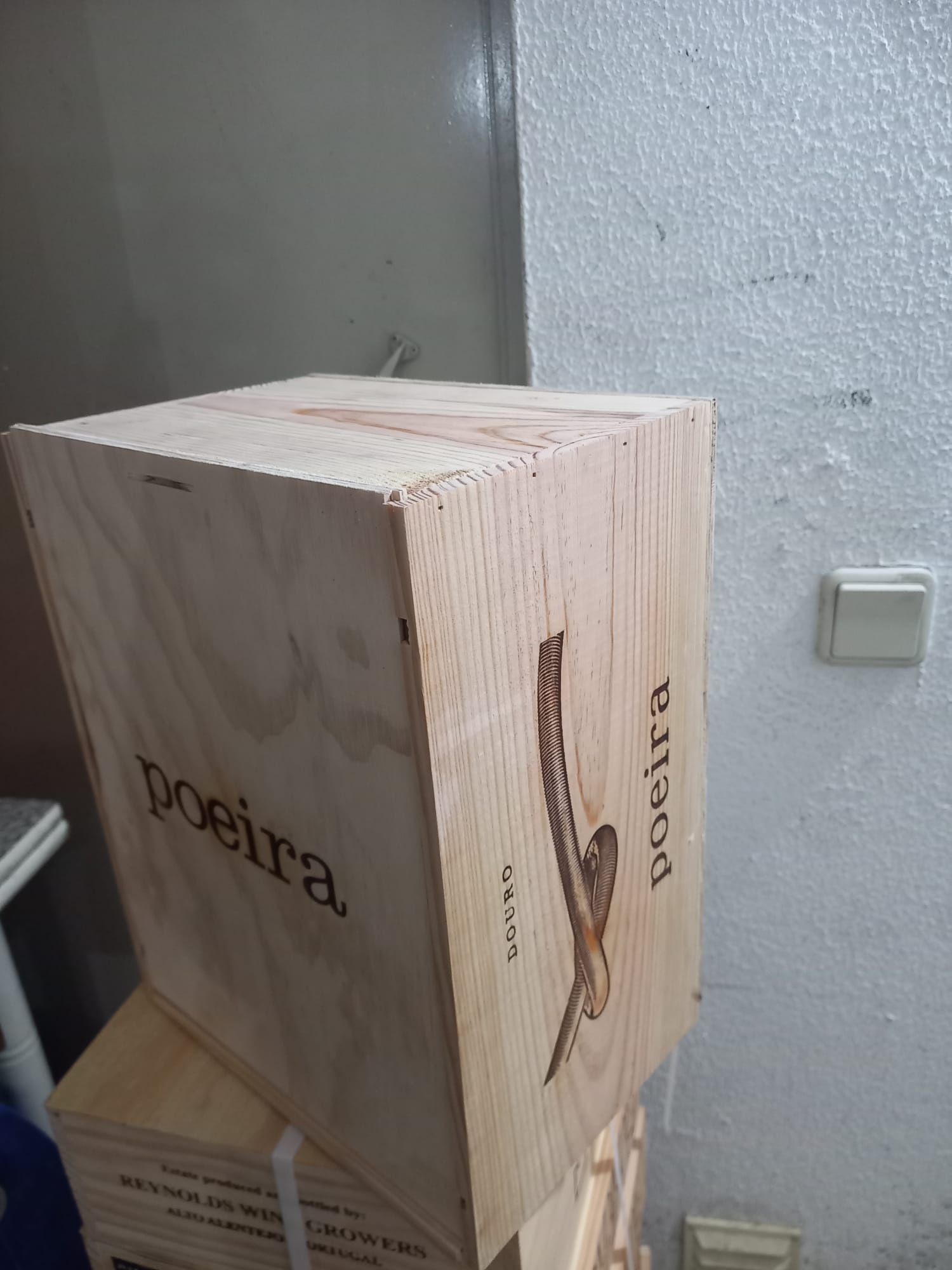 Vendo caixas de madeira com marcas de vinhos
