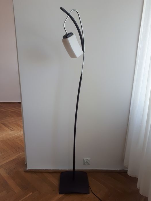 Lampa podłogowa