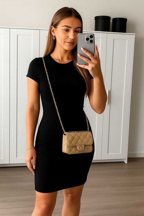Czarna dopasowana sukienka