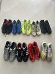 Varias chuteiras de futebol