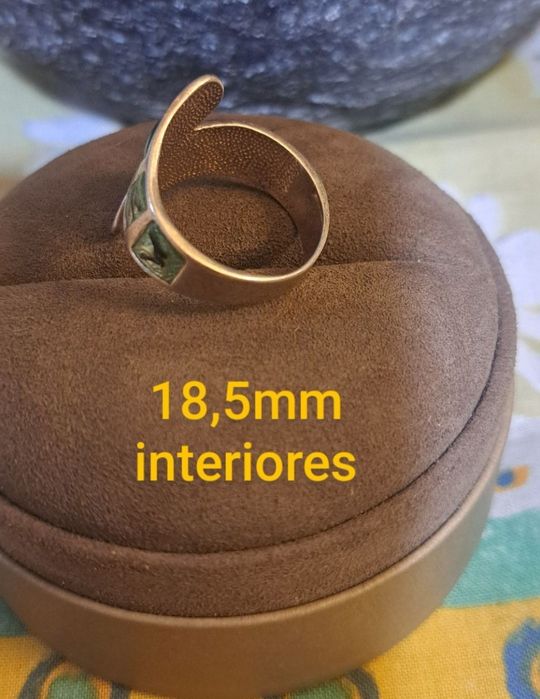 Aneis em prata contrastada.