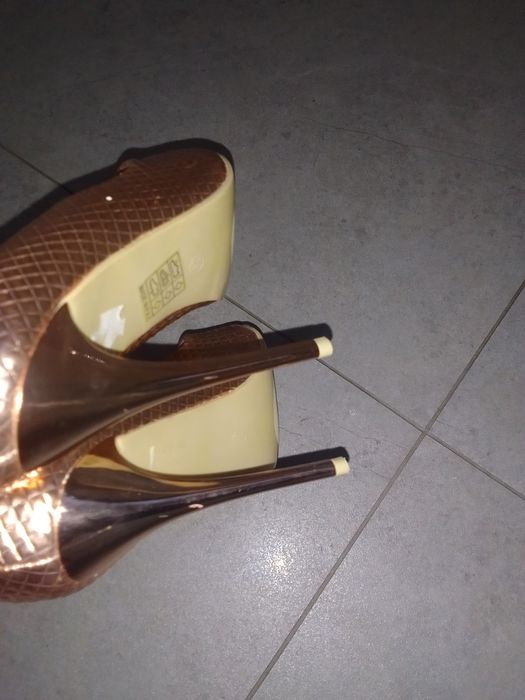 Piękne złote szpilki TANIO