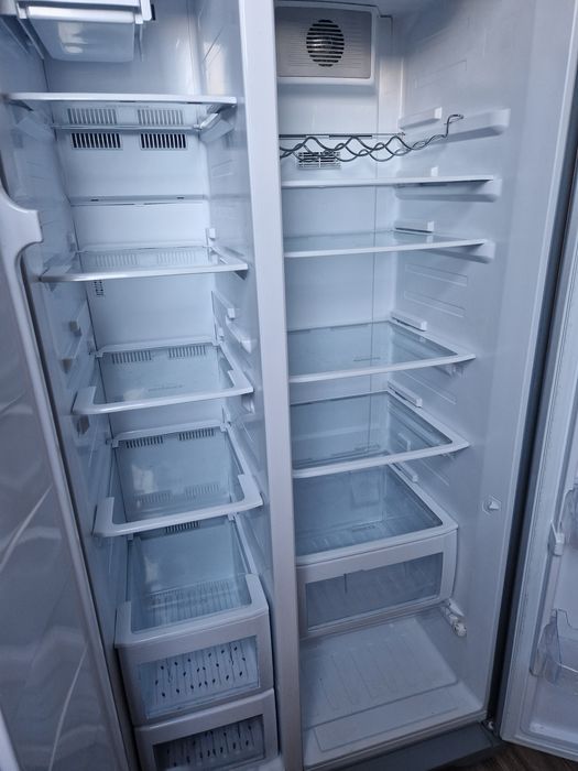 Холодильник Беко дводверний в ідеальному стані