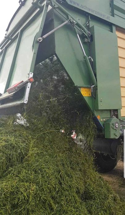 Zbiór traw przyczepą samozbierającą Krone, zbiór kukurydzy