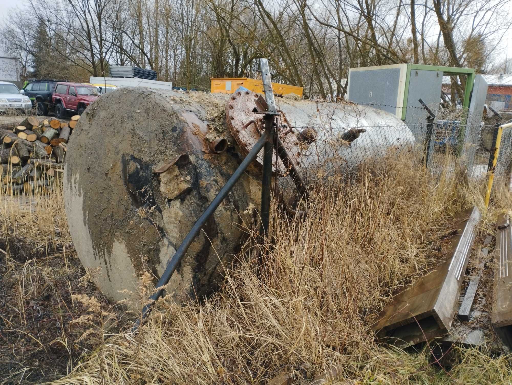 Zbiorniki, beczki po paliwie 23 000 l oraz 10 000 l