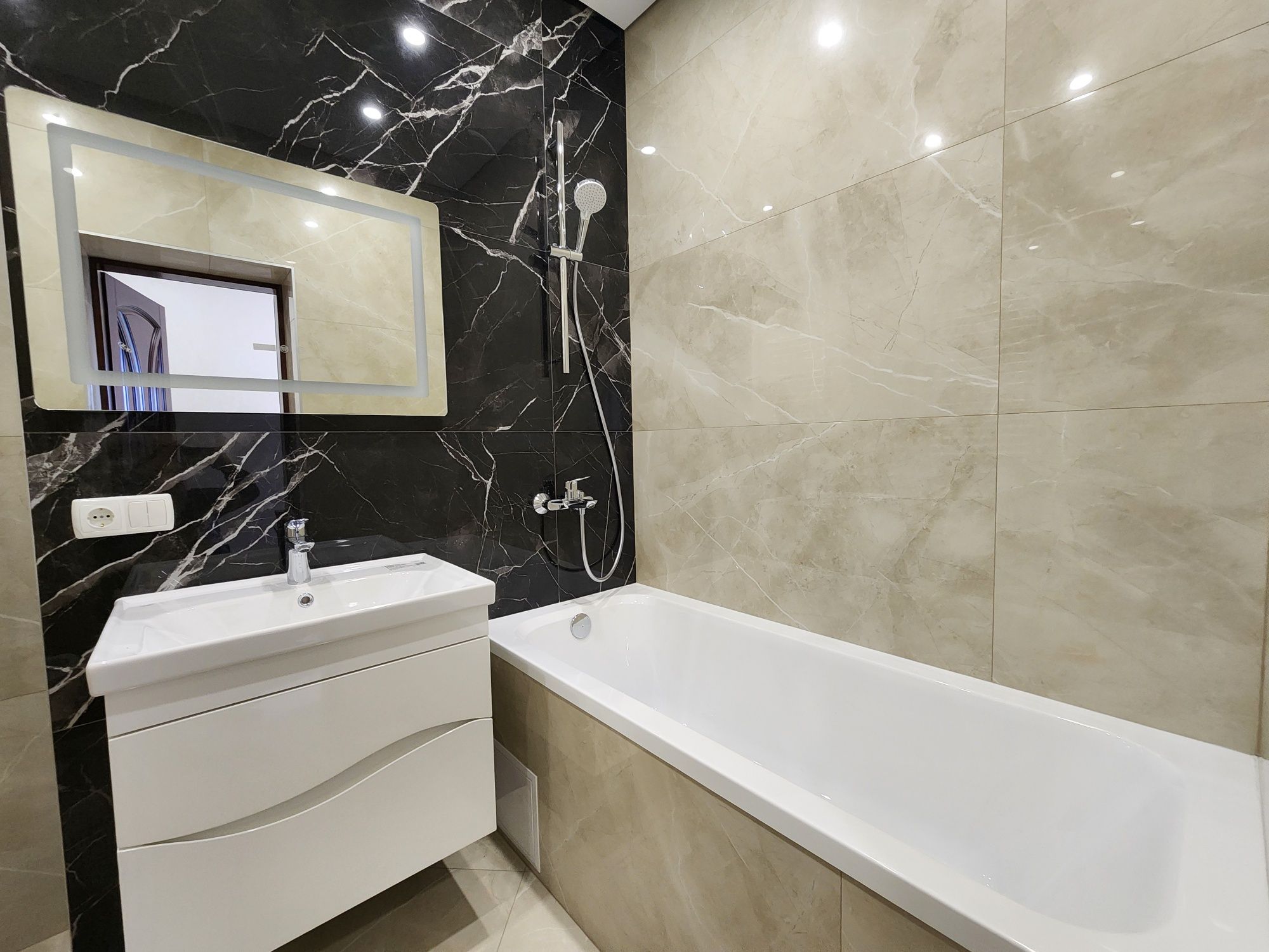 Продам 2 км квартиру в центрі з ремонтом