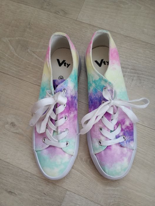 Продам кеди жіночі