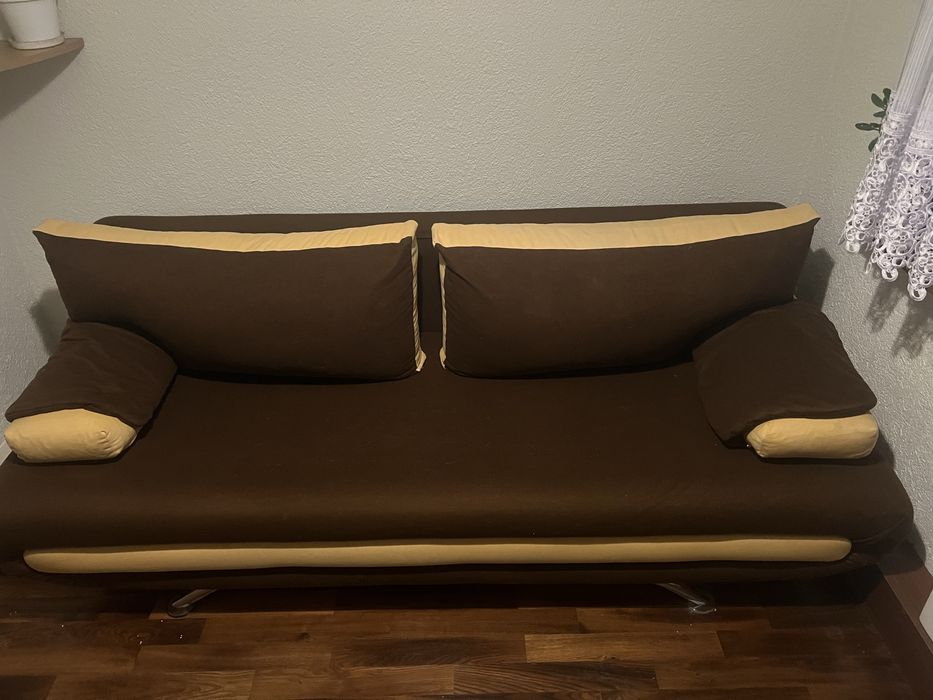 Wersalka rozkladana z fukcja spania i pojemnikiem an posciel