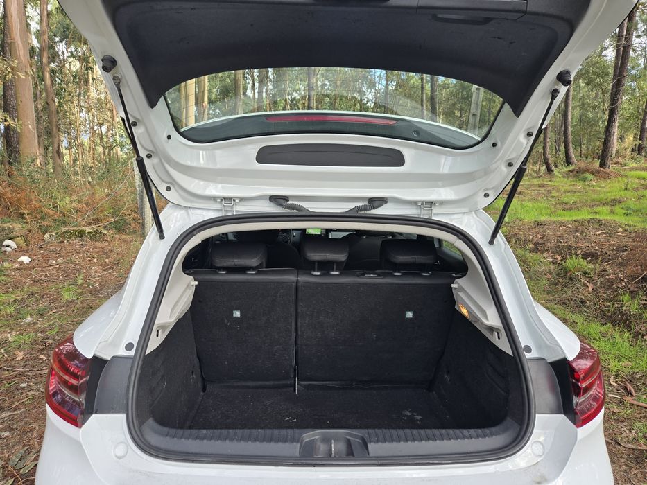 GPL e Gasolina de origem em um carro em estado impecável