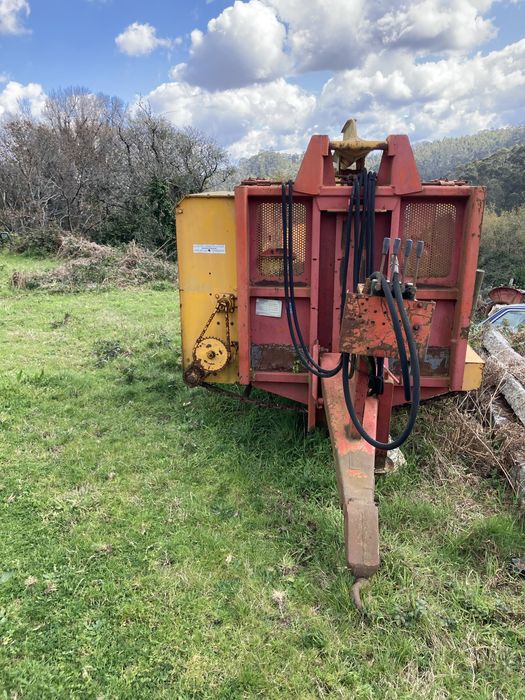 Distribuidor estrume ,desensilador. Distribui lateralmen,