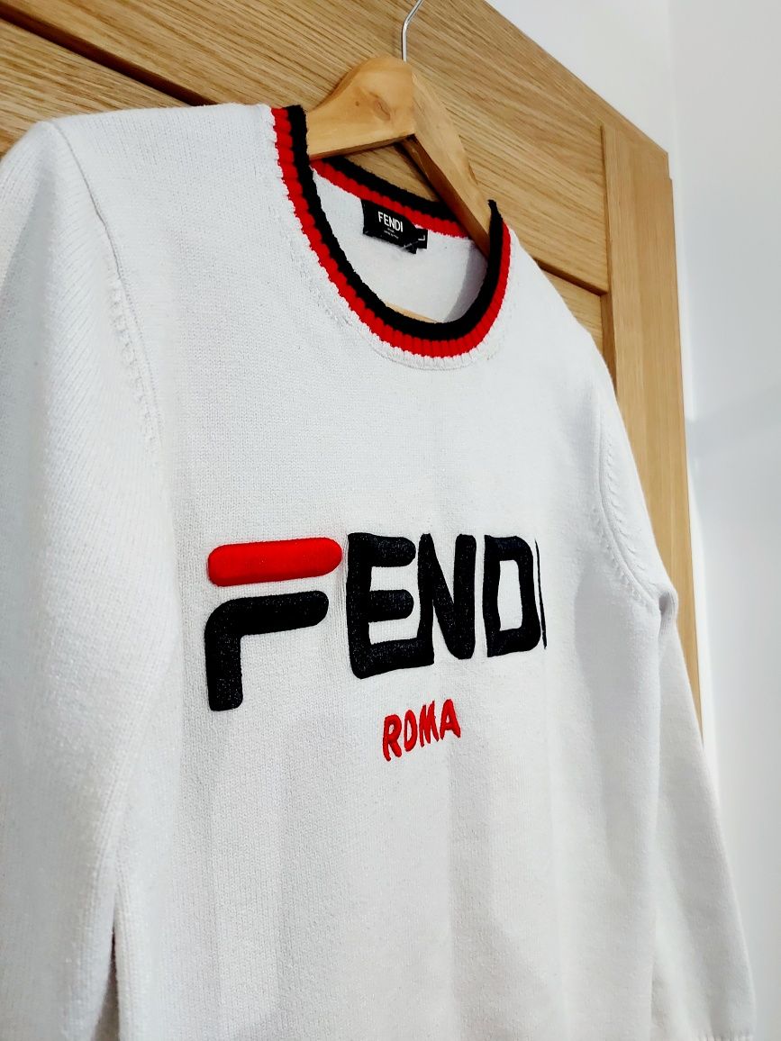Damski bialy sweterek damski roz L Fendi wzór modny ciepły
