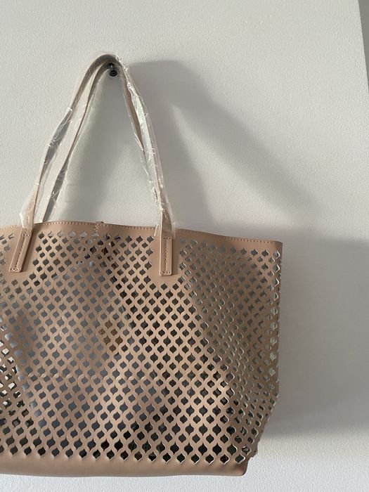 Mala Shopper bege e prateada Oriflame com bolsinha