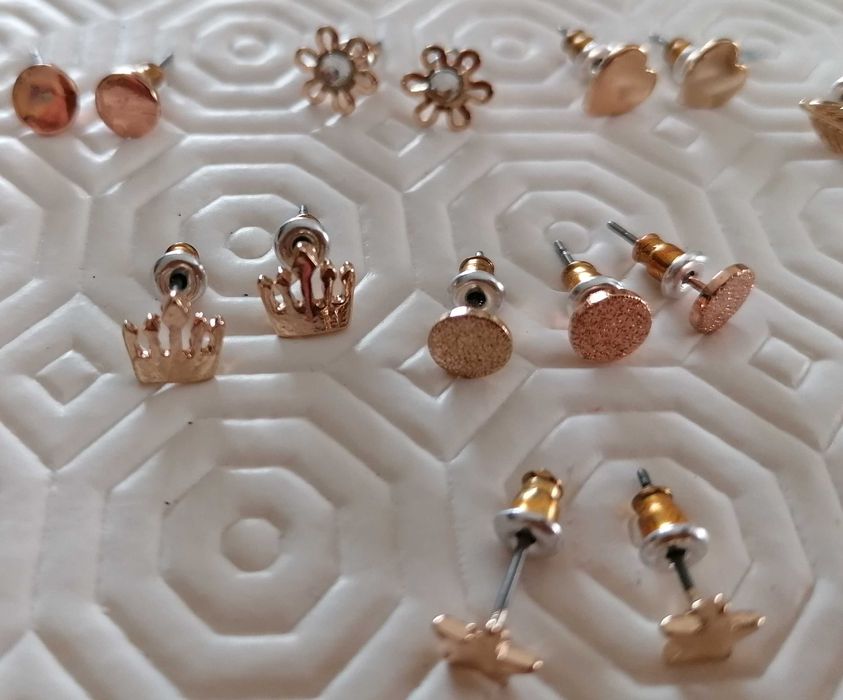 Brincos, pêndulos e medalhas, lote todo por 6€