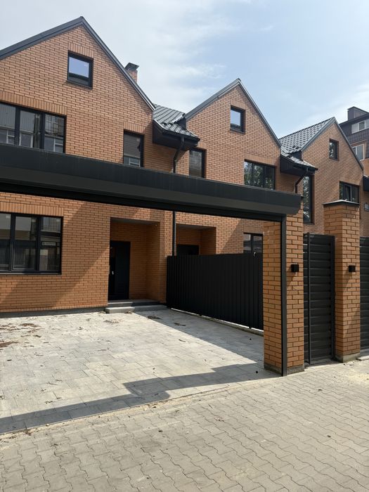 Таунхаус з окремим двориком! Центр Ірпеня! 85000$