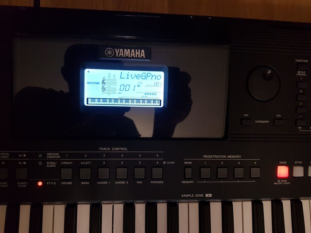 Продам синтезатор YAMAHA PSR-EW410