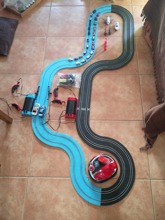 Conjunto Cars 2 Pistas Relógio e muitos Carrinhos