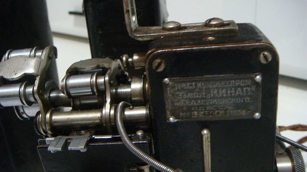Кино проекционный аппарат в металлическом кожухе Кинап 1939 г Редкий.