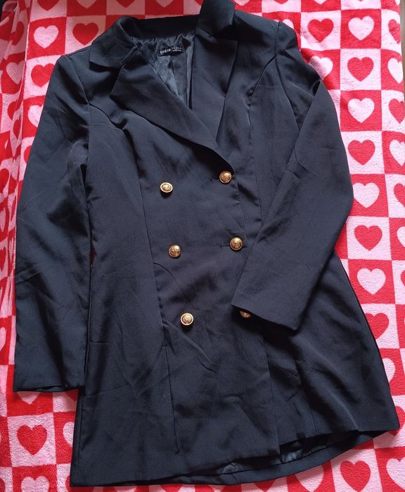 Czarna marynarka dwurzędowa z ozdobnymi złotymi guzikami