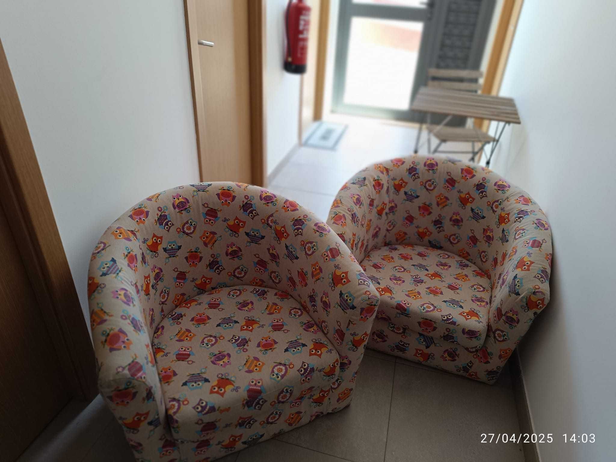 2 Poltronas + 1 Repousa-pés pés prateados mod. Ikea