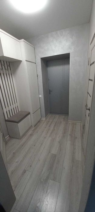 V Продається світла 1-кімнатна квартира в цегляній новобудові