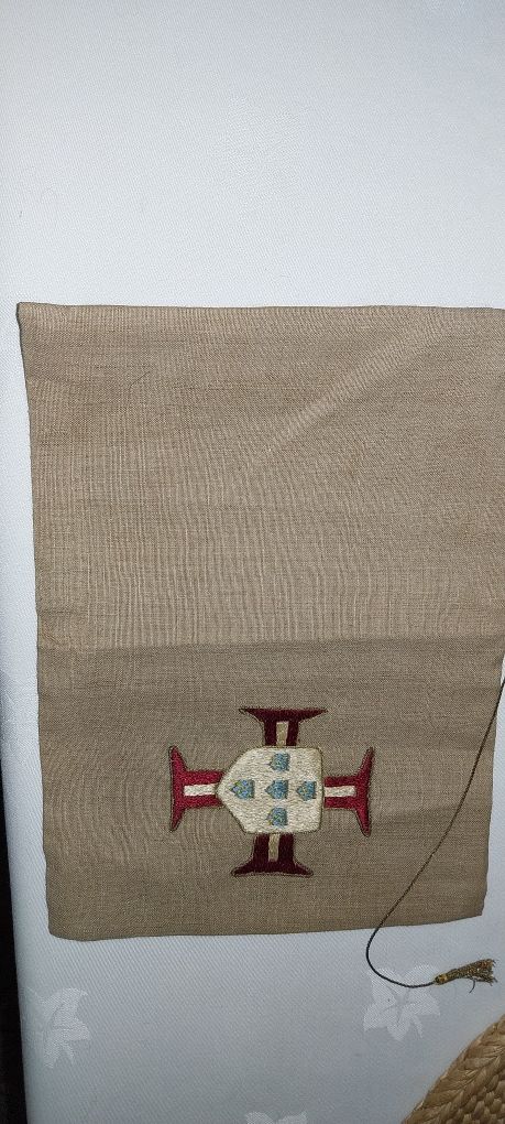 Capa com 90 anos, em pano com a bandeira da ordem de Cristo, para livr