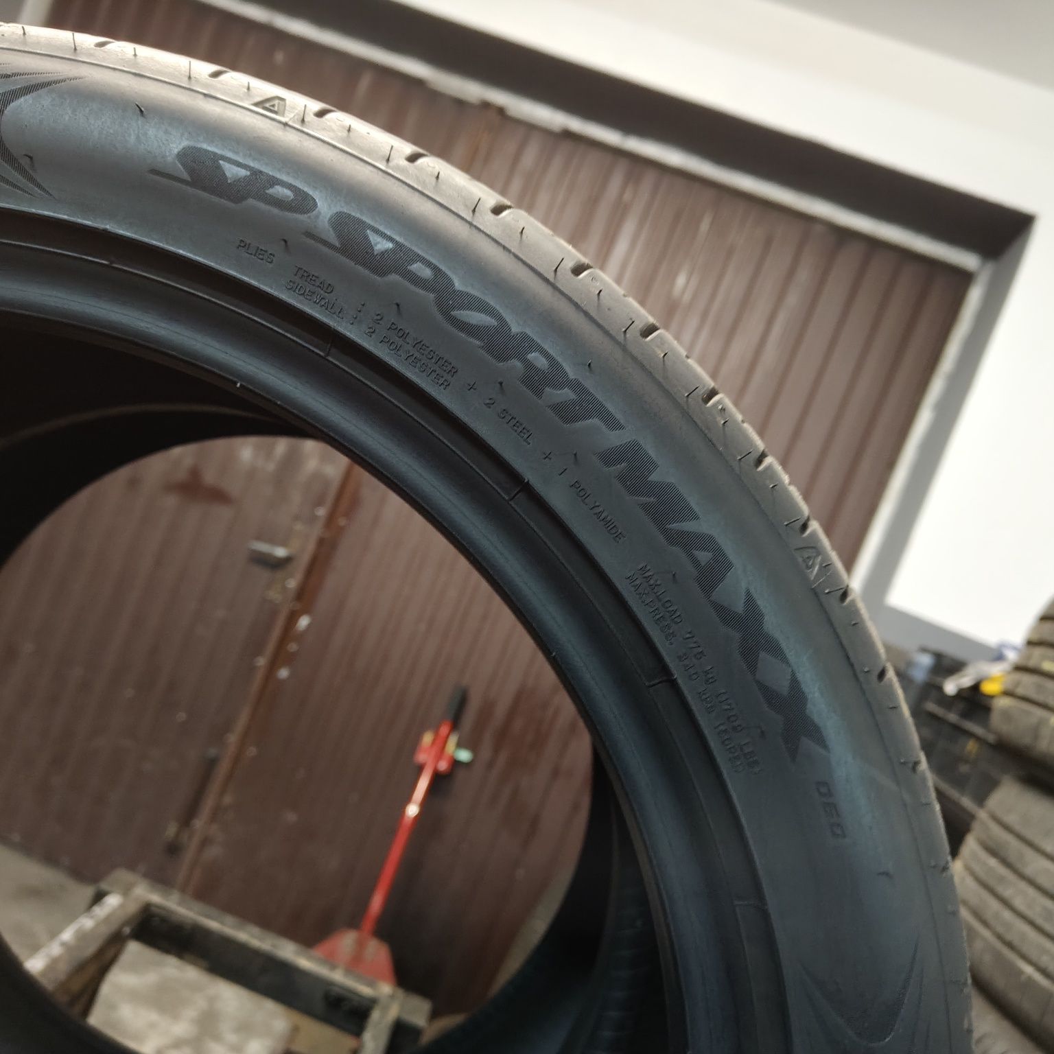 235/45/19 XL Sprzedam parę opon letnich Dunlop