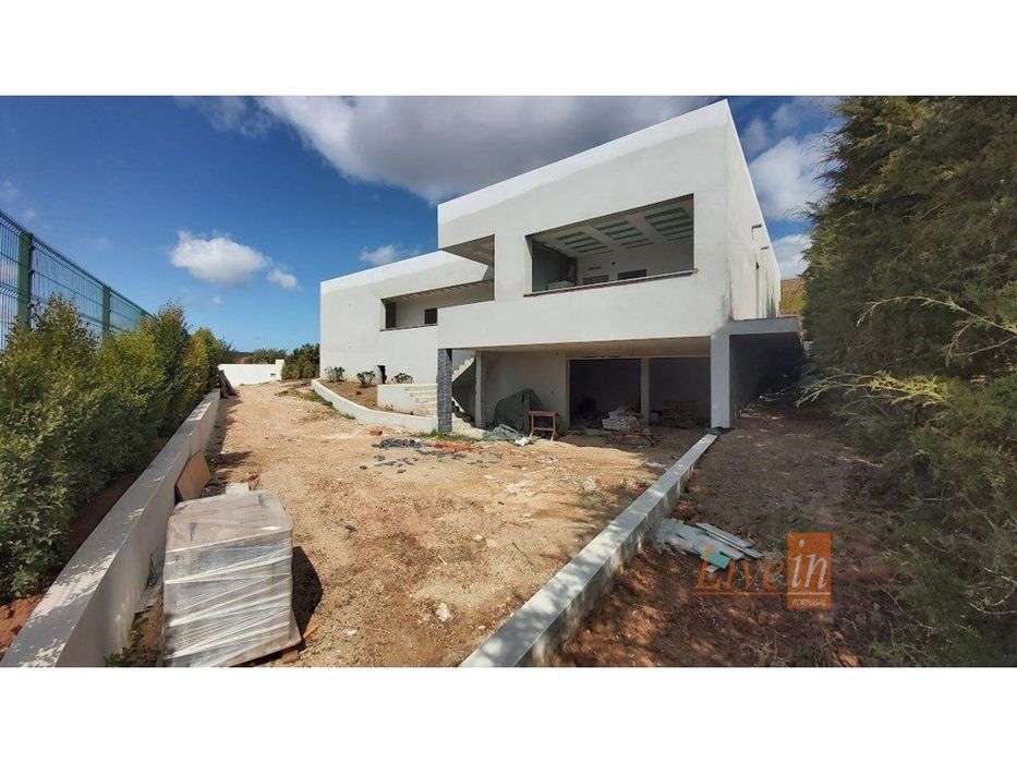 Moradia T4 Isolada na Azueira em Mafra